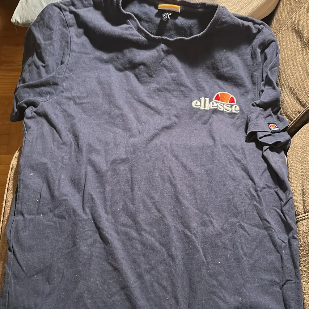 Mörkblå lite tjockare T-shirt från märker Ellesse i storlek Large Bra skick. T-shirts.