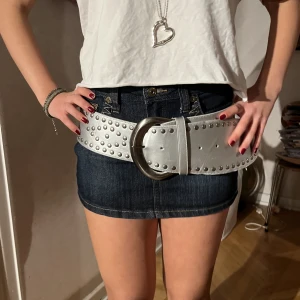 Silvrigt bälte  - Super fint och trendigt bälte. Knappt använd och bra skick 