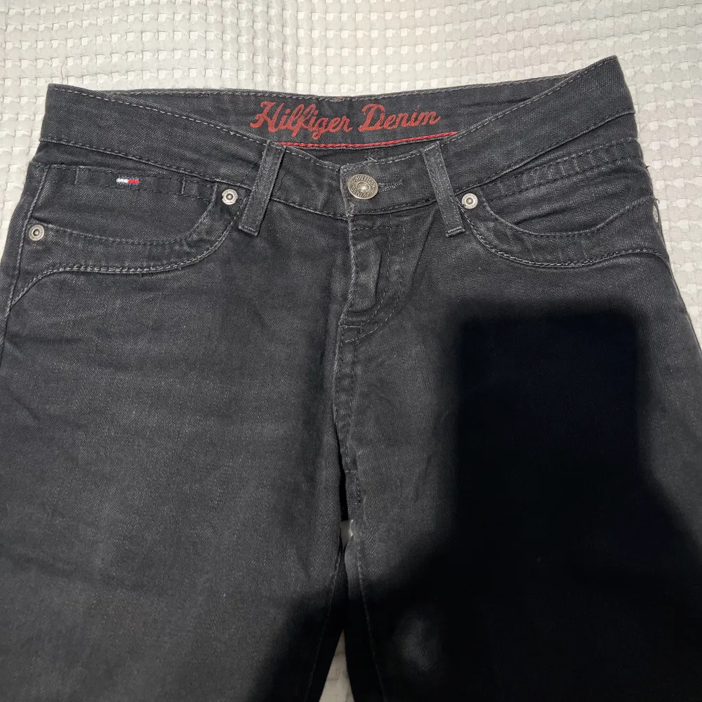Säljer mina oanvända jeans från Tommy Hilfiger som bara legat i gareroben pga fel storlek, byxorna är lågmidjade. Jeans & Byxor.