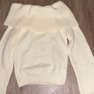 Stickad tröja  - Jag säljer min stickad tröja från shein! 💗 den är i väldigt fint skick! Storlek  Xs! Säljer den för 75kr ink frakt 💘BETALA VIA SWISH‼️ TRYCK EJ PÅ KÖP NU‼️