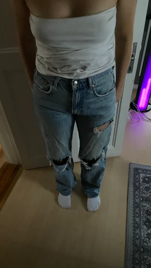 Boyfriend jeans - Lösa jeans från Gina tricot  Premium denim  En ögla för skärp är sönder upp till