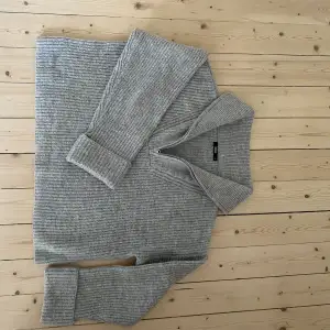 Säljer en grå stickad half-zip tröja från Bikbok i väldigt fint skick. Strl XL (sitter snyggt oversize på mig som är strl 38). Tröjan har långa ärmar och är något kortare än vanliga stickade, men inte croppad.