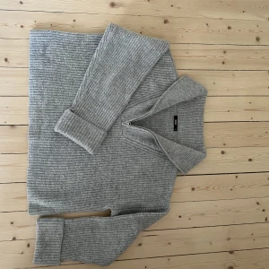 Stickad half-zip tröja  - Säljer en grå stickad half-zip tröja från Bikbok i väldigt fint skick. Strl XL (sitter snyggt oversize på mig som är strl 38). Tröjan har långa ärmar och är något kortare än vanliga stickade, men inte croppad.