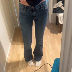 Jeans köpa på second hand, från lindex. Står att det är en storlek 38 men skulle upskatta dem mer till en 34🩷