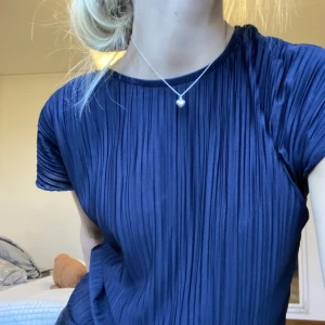 Plisserad topp - Plisserad top från det populära märket SFERA i Spanien! Jag köpte den utomlands för 399 kr, men har tyvärr aldrig riktigt använt den. Därav toppen-skick. 