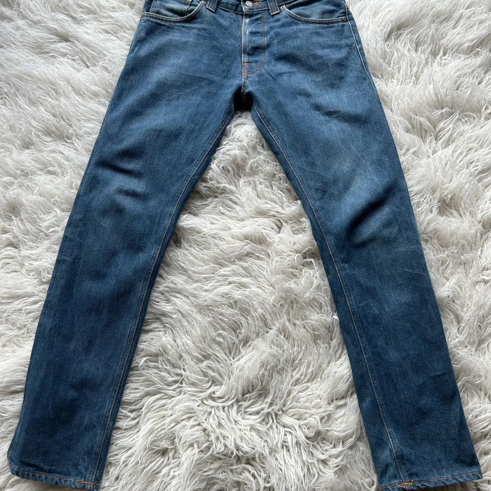 Säljer mina Nudie jeans i färgen blå, storlek 30/32 slim fit. Inga defekter på jeansen, priset kan diskuteras vid snabb affär. Jeans & Byxor.