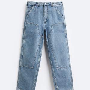 Jeans från zara i Carpenter stil Strlk: 36 Säljs pga ingen användning  Inga skador eller märken av användning då den används 3 ggr varsamt! Ny pris 429kr