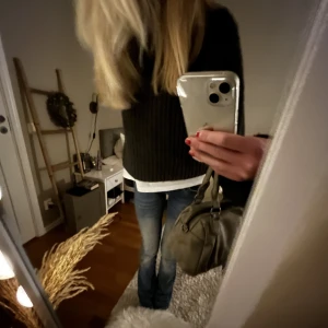 stickad polo tröja - säljer min gosiga stickade polotröja då den tyvärr inte kommer till användning längre❣️ köptes för ngt år sedan❤️‍🔥! Fägen är grå med lite mörkgrön underton