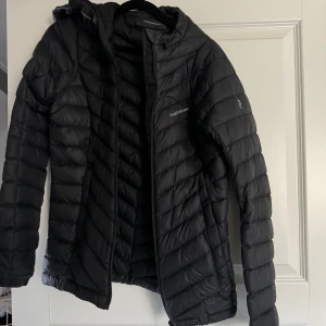 Peak performance jacka  - Superfin peak performance jacka  i Storlek S. Använder ej längre så därför säljs den. Väldigt skön och varm perfekt till vintern 🫶🏼