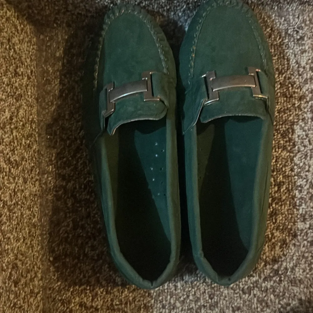 Säljer ett par helt nya skor, har aldrig använt dom, super fina i färgen grön, köpte dom sen så glömde jag bort att jag hade dom så kan tyvärr inte använda dom längre eftersom domnar för små, den som ger högst bud får den, storlek 38 dom är super sköna.. Skor.