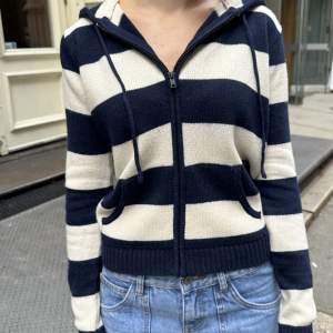 Alana wool striped zip up sweater från brandy melville! Sjukt snygg och superbra kvalite, knappt använd! 