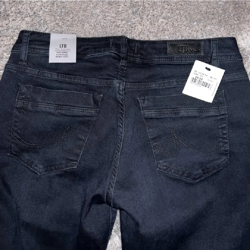 Säljer mörkblå Ltb jeans bilderna är lånade. Vill se vad jag kan få för dom. Säljer likadana ljusgråa. Jeans & Byxor.