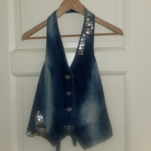 Y2K topp med öppen rygg - Y2K vintage topp med öppen rygg. Passar upp till en M med tanke på att du kan spänna ut eller in i ryggen. Köpt vintage i London och knappt använd💕