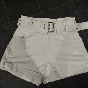 Säljer mina högmodjade vita shorts från bershka 