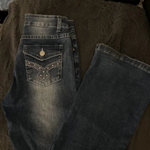 Jeans - Superfina jeans i storlek xs, helt oanvända. Säljer då dem tyvärr lite små på mig. midjemåttet (mätt tvärs över midjan) är 34 cm och Innerbenslängden är 76 cm 💕💕 