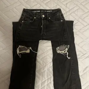 Säljer ett par assnygga jeans från bikbok. De är grå och har slitningar/hål på knäna. De är i nyskick och är raka i modellen. Midjemått: 70 cm Innerbenslängd: 80 cm