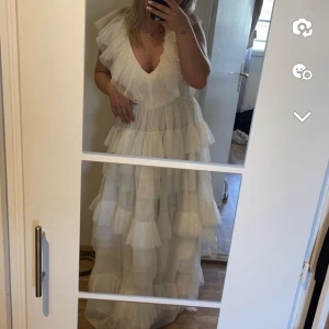 Balklänning - Intressekoll på min fina balklänning. Köpt på ASOS endast använd 1 gång, ser ut som ny! köpt för 1200, pris kan diskuteras