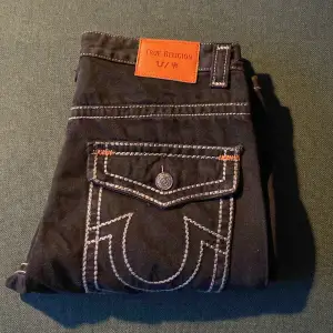 Tja! Säljer dess helt nya 1:1 true religion jeans då de inte passar mig. Skriv vid fler frågor 👍(Knappen är lite seg men förutom det så är det 10/10 skick)  