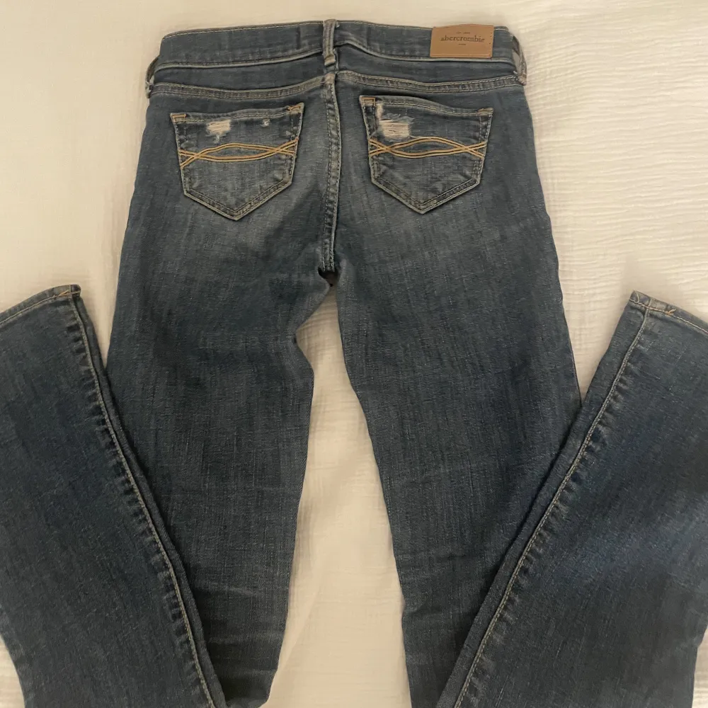 Ett par jätte fina lågmidjade jeans från aber crombie, så himla fint skick ❤️ säljer dem för dem är alldeles för små på mig❤️köpta för 600kr. Jeans & Byxor.
