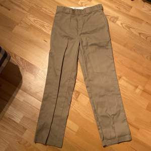 Säljer ett par Dickies 874 Work pants då dem var för små för mig. Dem är oanvända utan bara prövade. Byxorna är i storlek W30/L32