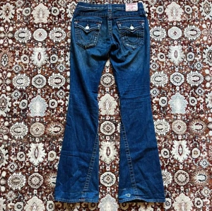TRUE RELIGION BOOTCUT JEANS - Måste tyvärr sälja dessa ursnygga true religion jeansen som jag köpte för ca en vecka sedan, eftersom att de inte passade.   Storlek: 25 Midja: 36cm Innerben: 83cm  superfint skick, endast lite slitna nertill. Verkligen så snygga, skulle gärna behållt 🤍