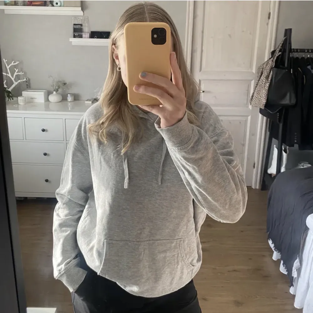 Skön grå hoodie i fint skick! . Hoodies.