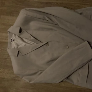 Kavaj  - Beige dam kavaj storlek 44  Skriv om du vill ha mer bilder 