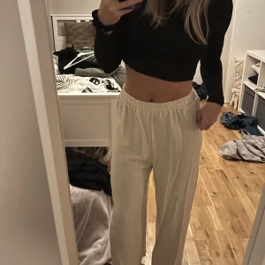 Linnebyxor - Säljer mina linnebyxor från Shein pga att jag inte använder dom längre. Byxorna är högmidjade men jag brukar vika ner dom så de blir mer lågmidjade. Köparen får stå för frakten.