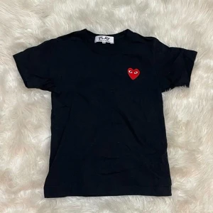 CDG t-shirt - Säljer nu min t-shirt från cdg! Den har inga defekter alls och är fortfarande i toppen kvalite👌🏼Strl är M på tröjan men skulle säga att den mer passar S/XS