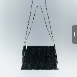 Zara väska - Säljer min glittriga Zara väska då den inte kommit till använding❤️❤️