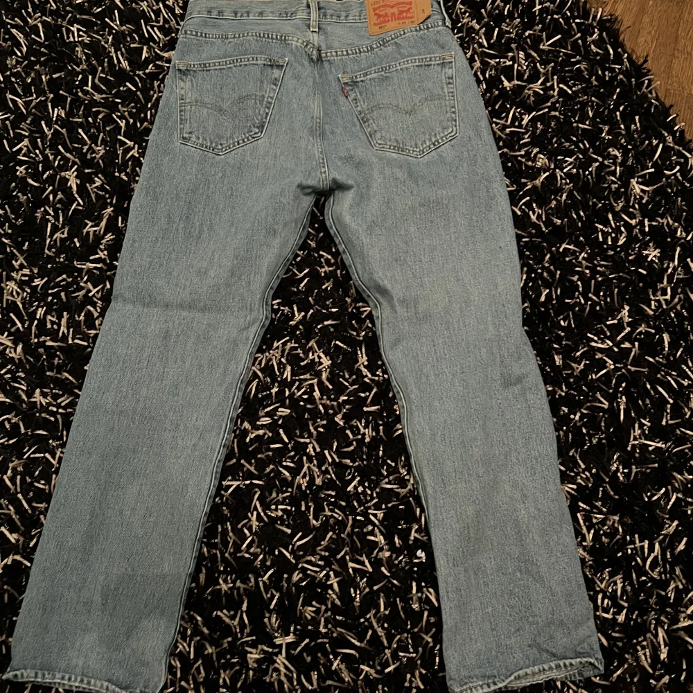 Säljer ett par Levis jeans utan några defekter och i bra skick! Nypris 1099 ⭐️. Jeans & Byxor.