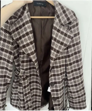 B.Young kappa - Nyskick den är liten i storleken.