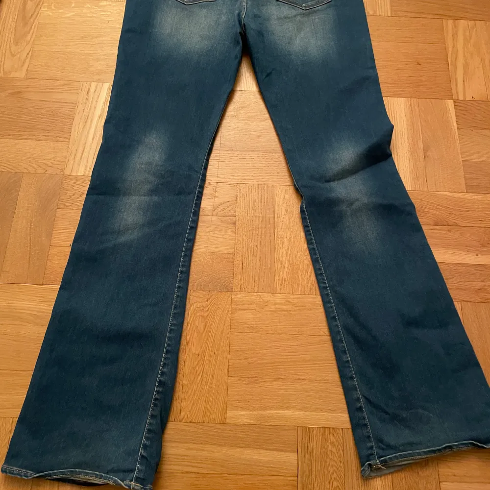 Supersköna stretchiga bootcut Wranglerjeans. Storlek waist 33/ length 34. Mått ca 45 cm tvärsöver vid midjan, innerben 85 cm.. Jeans & Byxor.