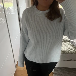 Stickad tröja - Säljer min ljus blåa tröja från hm. Aldrig använd, bara provad❤️