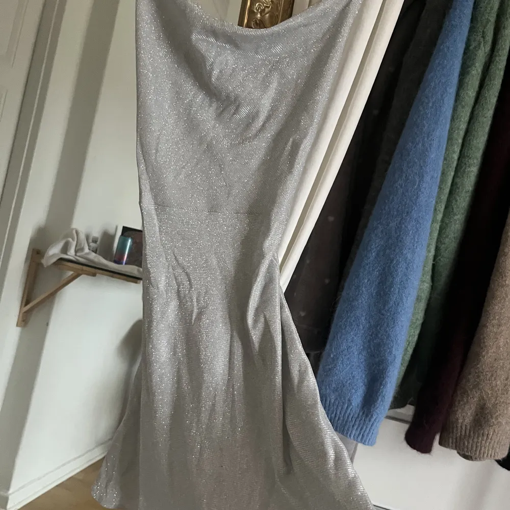Supergullig festklänning i silverglitter 🪩 Öppen i ryggen Säljer då jag rensat garderoben . Klänningar.