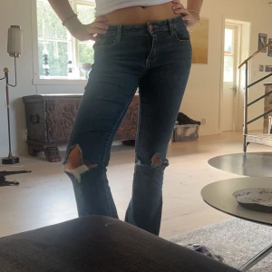 Coola jeans - Säljer dessa snygga jeans, skriv för fler bilder (står inte storlek men skulle säga att de passar ungefär S )