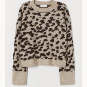 Stickad tröja - Stickad leopard mönstrad tröja  Fint skick Säljs pga förliten Nypris 249 kr