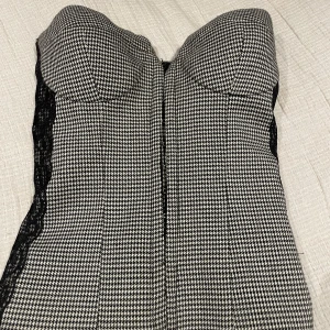 Korsätt topp  - Säljer vidare den här super fina korsetten🤍 tyvärr lite för liten för mig så kommer aldrig till användning💗