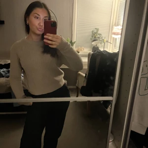 Grå stickad tröja  - En tröja som inte längre kommer till användning tyvärr, fint skick🩷