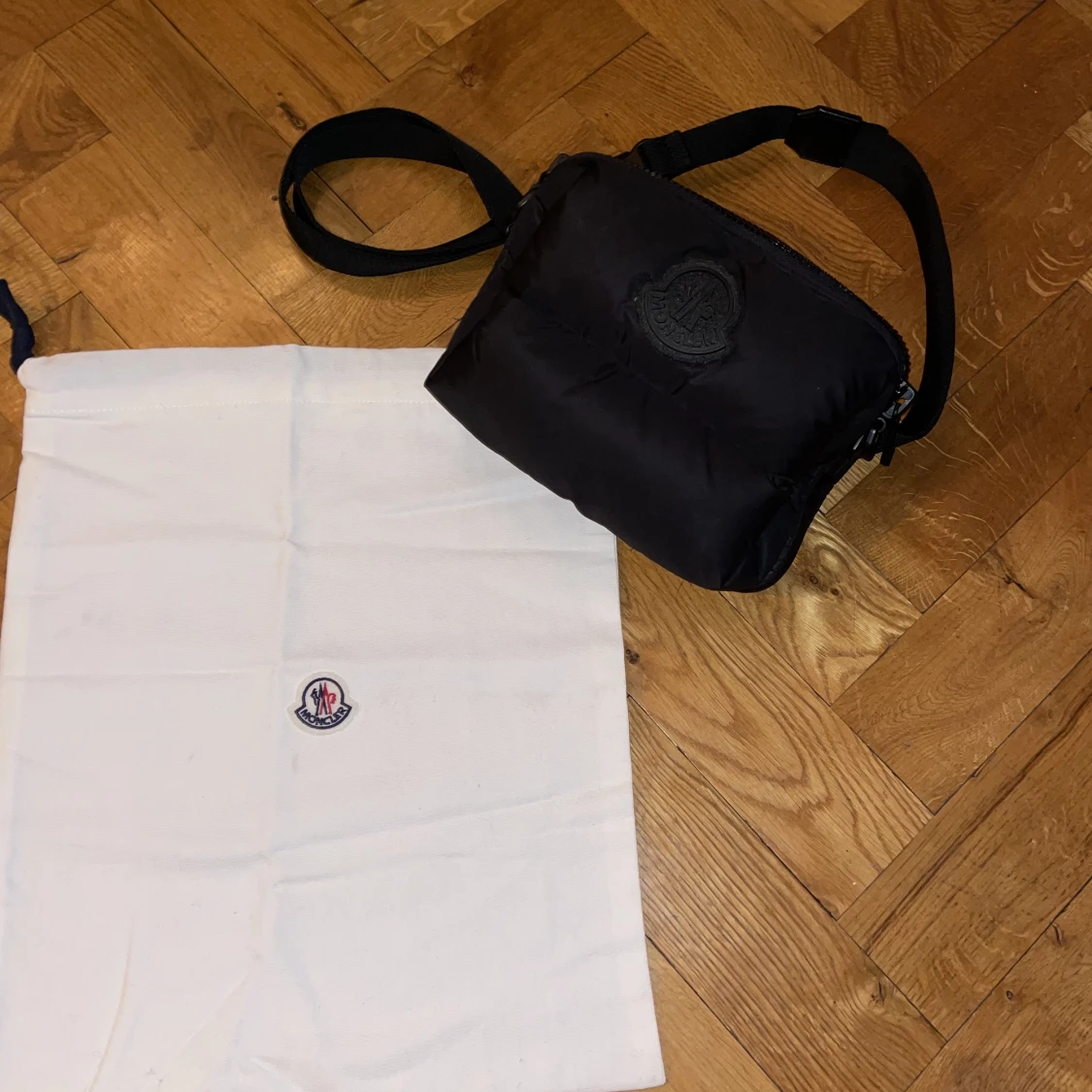 Moncler väska  - 90