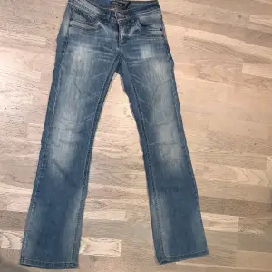 OBS! Jeansen är ljusare i verkligheten! Ljusa bootcut jeans LOW WAIST från only! Storlek: 32/34 NYSKICK 