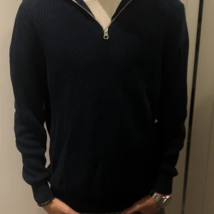 Blå halv zip tröja  - Säljer åt min kille då han inte har den stilen längre💞