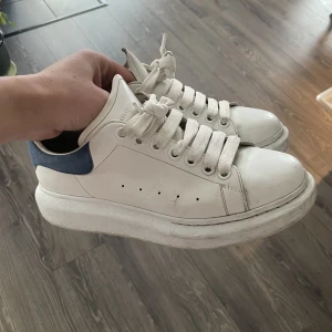 Alexander McQueen skor - Säljer mina AMQ skor i strl 42, varsamt använda då endast sulan är smutsig!  Köpta på NK för 4700. Allt Og medföljer. Pm för kvitto!