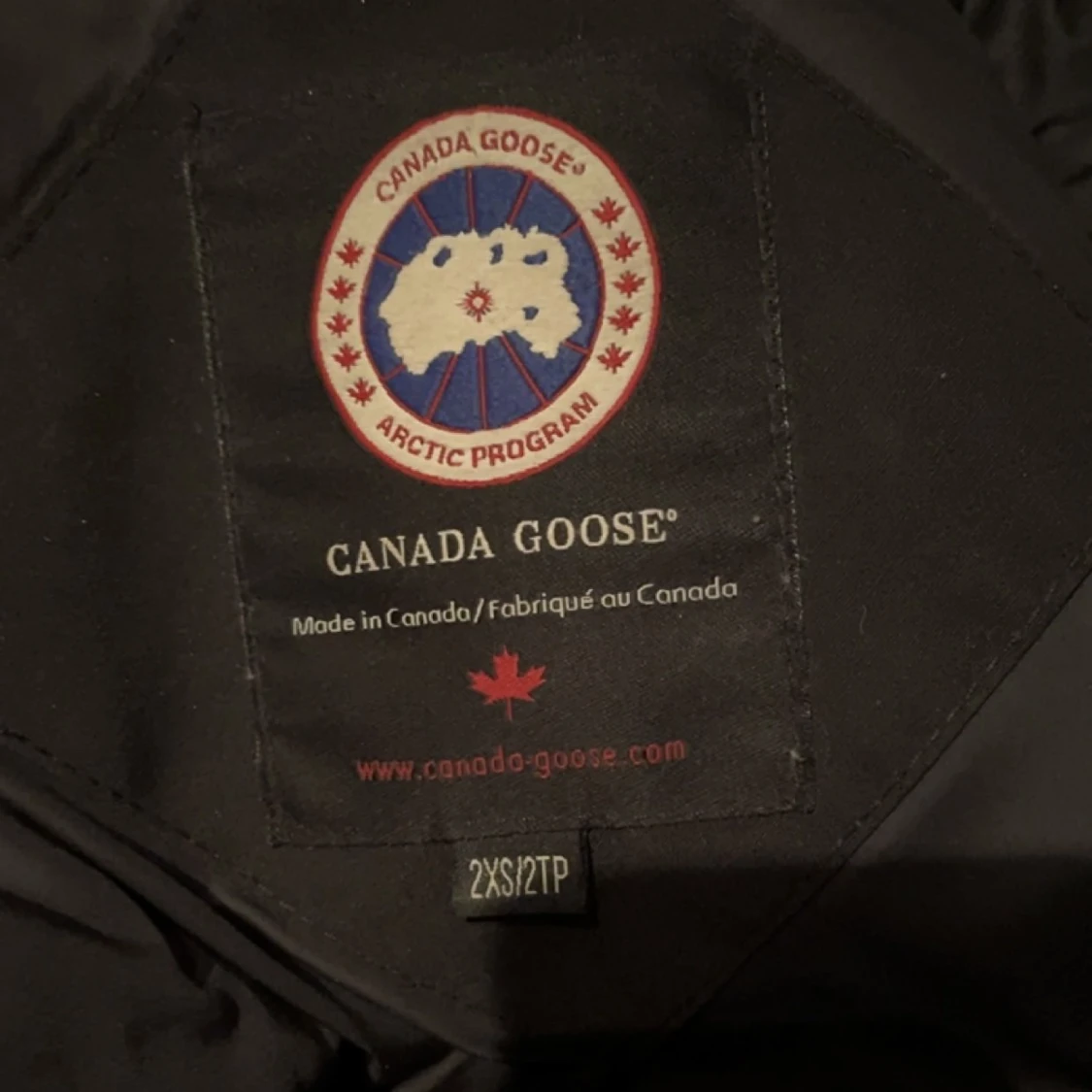 Jag säljer min canasta goose jacka då jag har tröttnat på den, jätte varm och perfekt nu inför vintern💕 skriv till mig för fler bilder  - 90