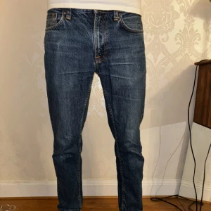 Nudie Jeans - Tjena! Feta Nudie Jeans, Gritty Jackson. Storleken är 29/32 och modellen på bilden är 182cm lång. Skicket är 9/10, nästintill ny. Nypriset på dessa är 1600 och vi kommer att släppa dem för endast 449. Hör av er ifall ni har några fr