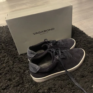 Mörkblåa vagabonds  - Vagabondaget köpta i somras från hemsidan vagabond köpte på rea 989kr nypris 1200kr mitt pris 279kr kartong medföljer såklart 