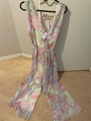 Ny färgad jumpsuit med etikett  - Ny jumpsuit med etiketten kvar, bara testad. Nypris 599kr. Mer bilder finns 