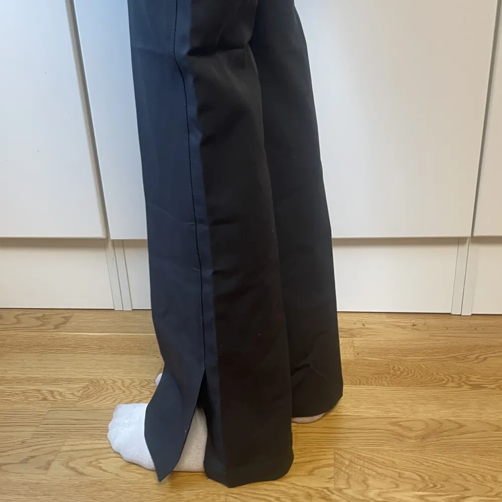 Lågmidjade kostymbyxor med slits, Vera från Bikbok. Aldrig använda, storlek 38 🫶🏽🫶🏽. Jeans & Byxor.