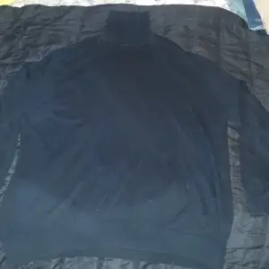 En svart polotröja ifrån Dressman XL i storlek 3xl