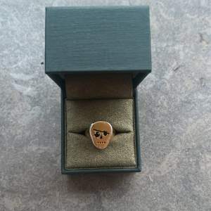 Så cool ring från Maria Nilsdotter, gammal kollektion så säljs inte längre! Passar till lill- eller ringfingret! Priset kan diskuteras